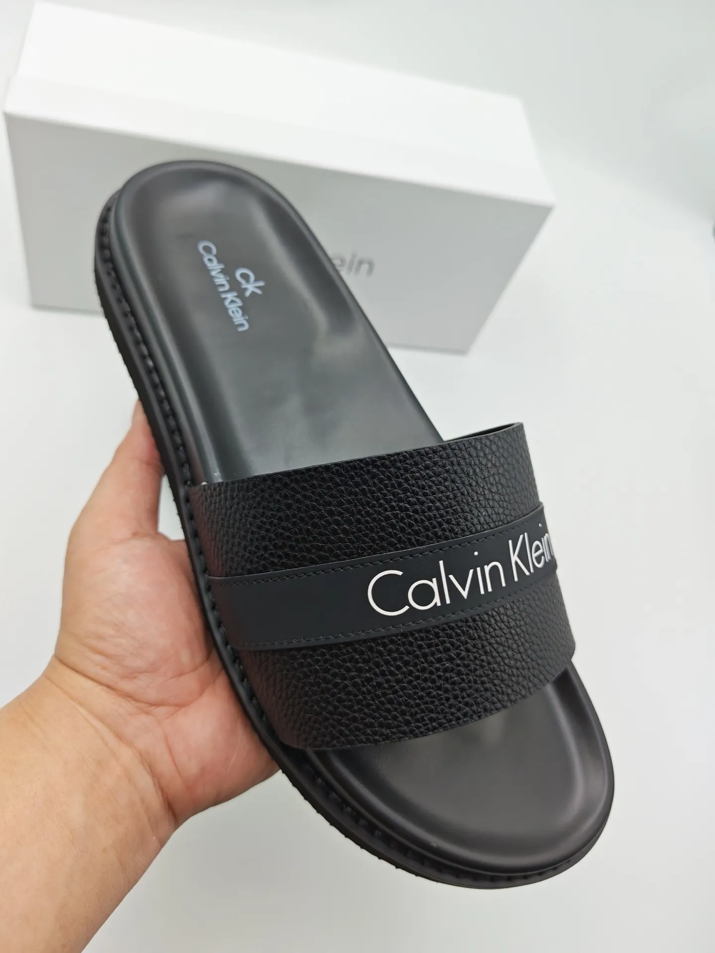 Men's shoes 💰300 Calvin Klein CK men's slippers, the upper of this slipper is made of imported cowhide, and the sole is also imported new EVA material. The foamed ultra-light outsole is more non-slip, three-dimensional and skin-friendly. Available from stock, long-term availability, Size: 38-46 yards.